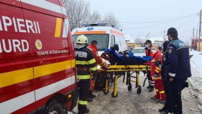Szélsőséges időjárás Maros megyében: lakóházba rohant egy kamion és lesodródott az útról egy személyautó