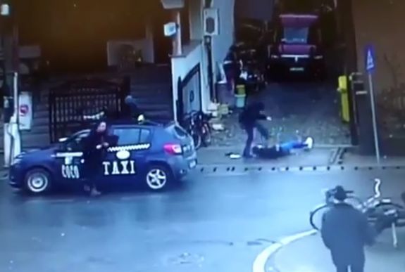 Őrizetbe vették az utcán feleségét súlyosan bántalmazó Beszterce megyei férfit
