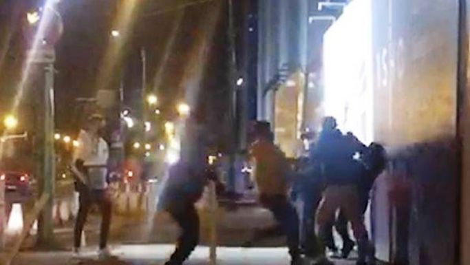 Bottal, seprűvel ütötték egymást a fiatalok egy temesvári rendőrőrs közelében (VIDEÓ)