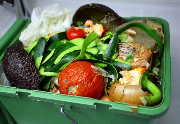Egy ember évente 121 kilogramm élelmiszert dob a kukába