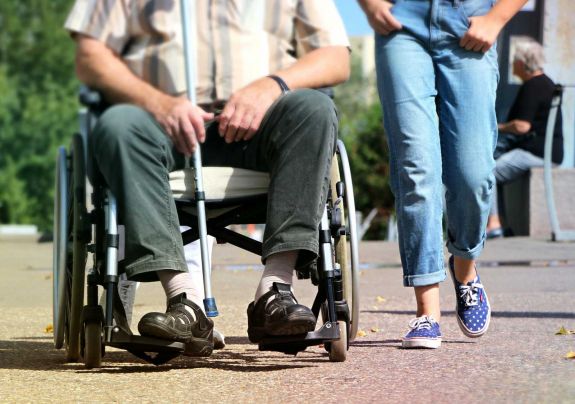 Költségtérítéssel támogatják a fogyatékkal élők és segítőik utazásait