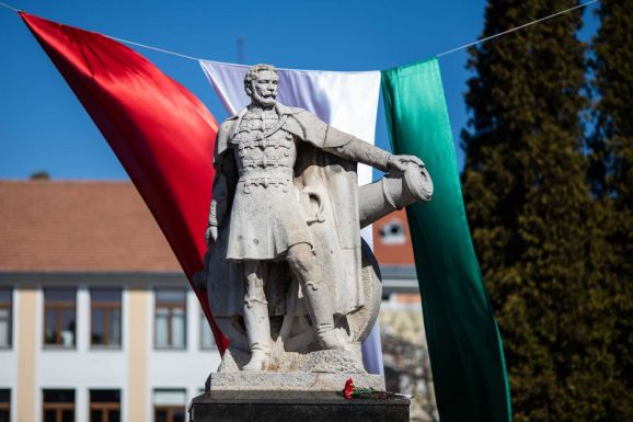 Idén is főként online eseményeken emlékeznek meg a hősökről a céhes városban