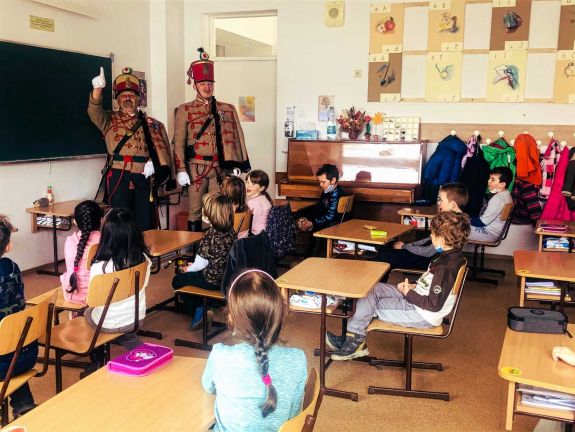 „Ha a kardot megbírják, jó vitéz lesz belőlük” – a szabadságharcról tanították a gyermekeket a csíkszéki huszárok