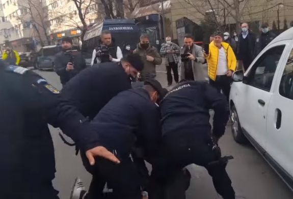 Több városban incidensekkel zárultak a korlátozások elleni tüntetések