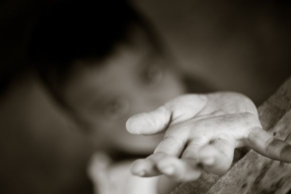 „A gyerek helye nem az utcán van” – Koldulás elleni kampány Marosvásárhelyen