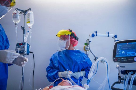 Rekordsokan vannak kórházban Magyarországon, 6494 új fertőzöttet azonosítottak