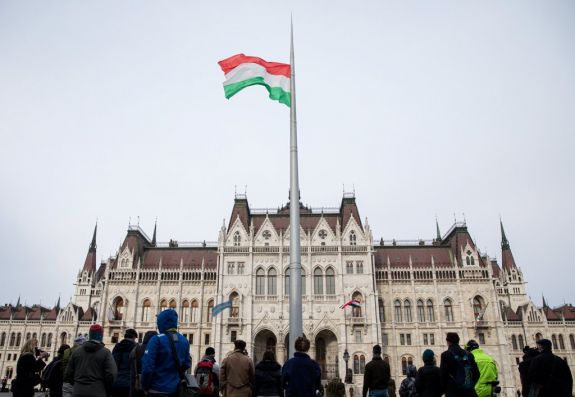 Nemzeti ünnep: felvonták a nemzeti lobogót az Országház előtt