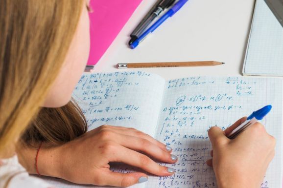 „Iparággá nőtte ki magát a magánórák piaca” – az érintettek szerint az oktatási rendszer a felelős