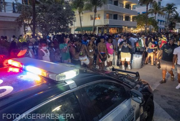 Miami Beach: kijárási tilalmat rendeltek el a bulizók tömegei miatt