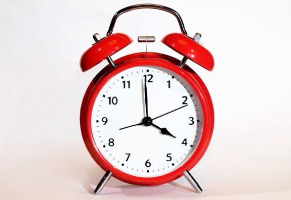 Szombatról vasárnapra virradóra „kevesebbet alszunk” – Mikor lesz az utolsó óraátállítás?