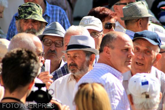 A nyugdíjat és állami fizetést halmozóknak 30 nap alatt választaniuk kell a két juttatás közül