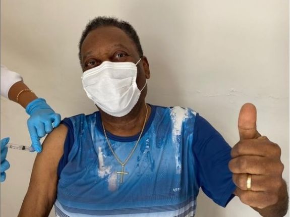 Beoltották Pelét a koronavírus ellen