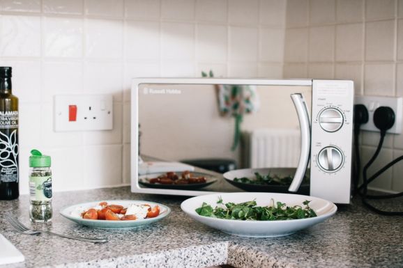 Mikróban melegíti az ételét? Ez történik a táplálékával és a szervezetével