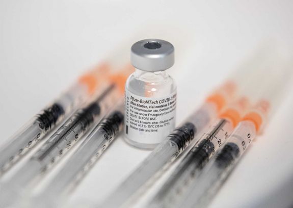 Pfizerrel egészítik ki az AstraZeneca-oltóközpontok készleteit