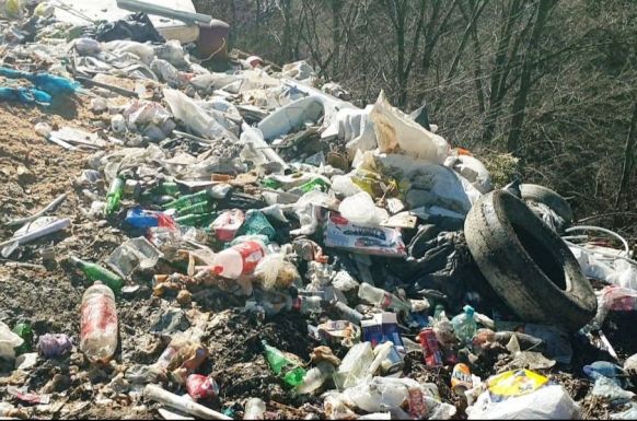 Hulladéklerakatnak használtak egy patakmedret Kolozsvár közelében