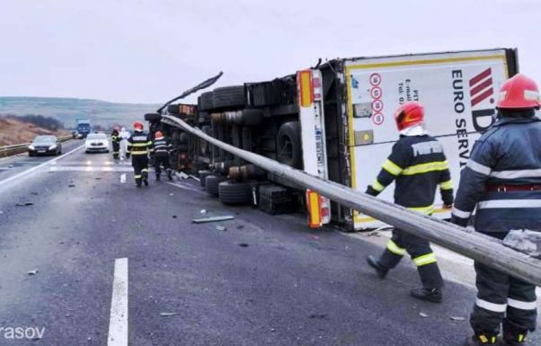 Felborult az autópályán, és több száz méteren megrongálta a szalagkorlátot egy teherautó