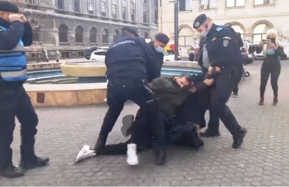 Folytatódnak a korlátozások elleni tüntetések, az AUR tüzeli az embereket