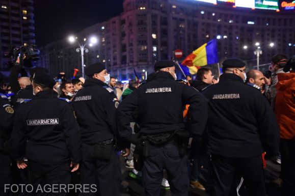 A bukaresti tüntetésen csendőrt ütlegelő férfi letartóztatását kérik