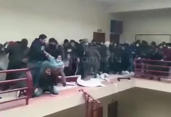 Leszakadt az átrium korlátja: szörnyethaltak a dulakodó diákok