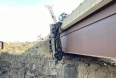 Egy szakadék feletti hídról lelógó autóból mentettek ki embereket és kutyákat