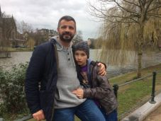 „Meg kell tanítanom a fiamat ebben a világban élni” – autizmussal élő gyerek édesapját kérdeztük