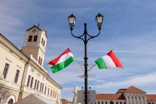 Idén is tízezer lejes büntetés jár a sepsiszentgyörgyi magyar zászlókért a polgármesternek