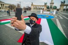 Székely–magyar óriáskokárdát terítettek le a Hősök terén