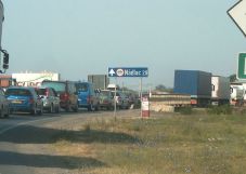 Huszonöt kilométeres sorok a gyulavarsándi és nagylaki határátkelőhelyek előtt