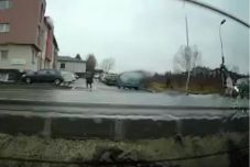 Szabályszerűen közlekedő fiatal lányokat gázolt el egy autó egy kolozsvári lakónegyedben