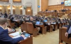 „Két kézzel” szavaztak az ellenzéki honatyák a költségvetési törvény vitájakor