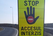 Óriási tiltótáblákkal próbálják elejét venni a forgalommal szembe való haladásnak a sztrádán