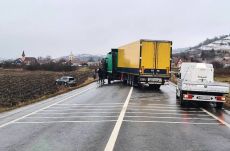 Lesodorta a kamion a személyautót az úttestről, négyen megsérültek