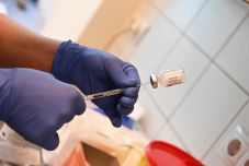 Folytatódik az oltás az AstraZeneca ideiglenesen félretett dózisaival