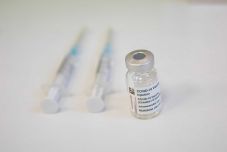 Spanyolország is felfüggeszti az AstraZeneca-vakcina használatát