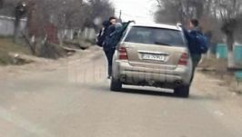 Megbírságolták a tetőcsomagtartóhoz kapaszkodó gyermekeket szállító nőt