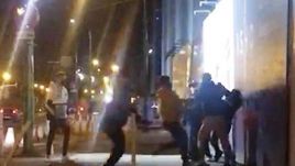 Bottal, seprűvel ütötték egymást a fiatalok egy temesvári rendőrőrs közelében (VIDEÓ)