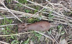 Veszélyes tüzérségi lövedéket találtak egy Arad megyei faluban