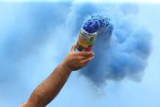 „Beindult” egy füstgránát egy jobbikos kezében a magyar parlament irodaházában