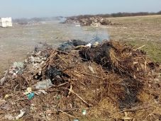 Másodszor is százezer lejre büntették Feketebátor községet illegális szeméttelepei miatt