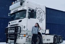 Hálószobája, irodája és konyhája a vezetőfülke, parkolókban alszik a székelyföldi női kamionsofőr