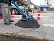 Javítják a megrongálódott utakat Csíkszeredában