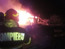 Több autó kiégett egy nagyváradi ház udvarán