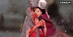 Meztelenre vetkőzve tiltakozott egy francia színésznő a kulturális intézmények zárva tartása miatt