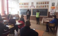 Számítógépen rajzoltak maszkot a szabályszegő tanárnak egy rendőrségi fotón