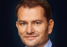 Távozik posztjáról a szlovák miniszterelnök – az orosz vakcinába bukott bele