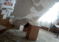 Beomlott a frissen felújított osztályterem mennyezete egy községi iskolában