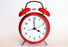 Szombatról vasárnapra virradóra „kevesebbet alszunk” – Mikor lesz az utolsó óraátállítás?