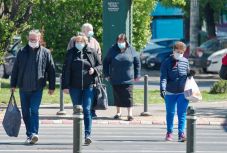 Brit járványkutató: a maszkviselés évekig velünk maradhat