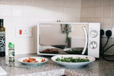 Mikróban melegíti az ételét? Ez történik a táplálékával és a szervezetével