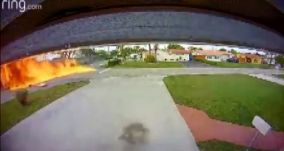 Autónak csapódott egy repülő a nyílt utcán, ketten meghaltak 